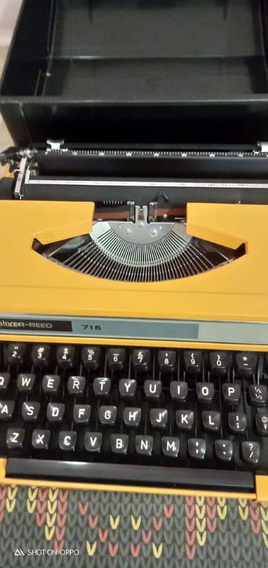 Silver Greed Portable Typewriter 0