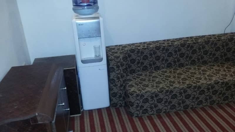 SINGLE ROOM FULLY FURNISHED AND SEPARTE FOR RENT IN MODEL TOWN LAHORE RENT 32000 29