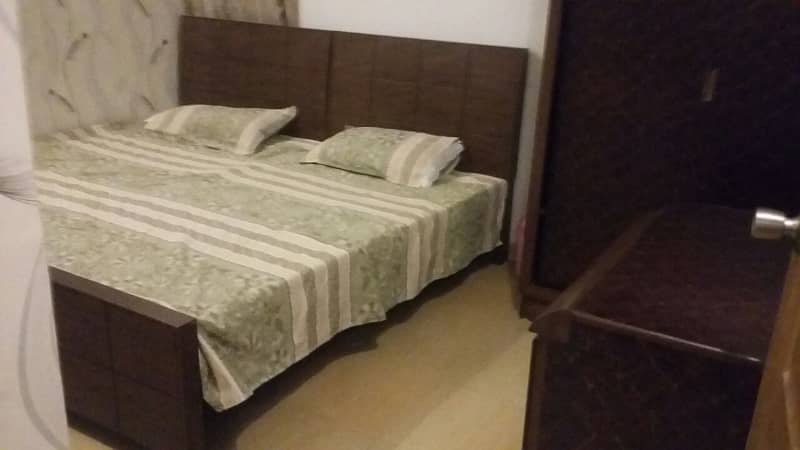 SINGLE ROOM FULLY FURNISHED AND SEPARTE FOR RENT IN MODEL TOWN LAHORE RENT 32000 30