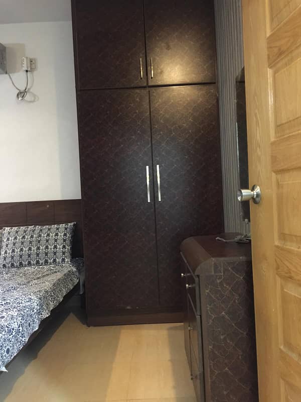 SINGLE ROOM FULLY FURNISHED AND SEPARTE FOR RENT IN MODEL TOWN LAHORE RENT 32000 40