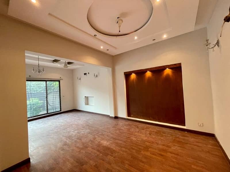 10 Marla Out Class Full House For Sale In DHA Phase 2 ,Block V, Lahore. 19