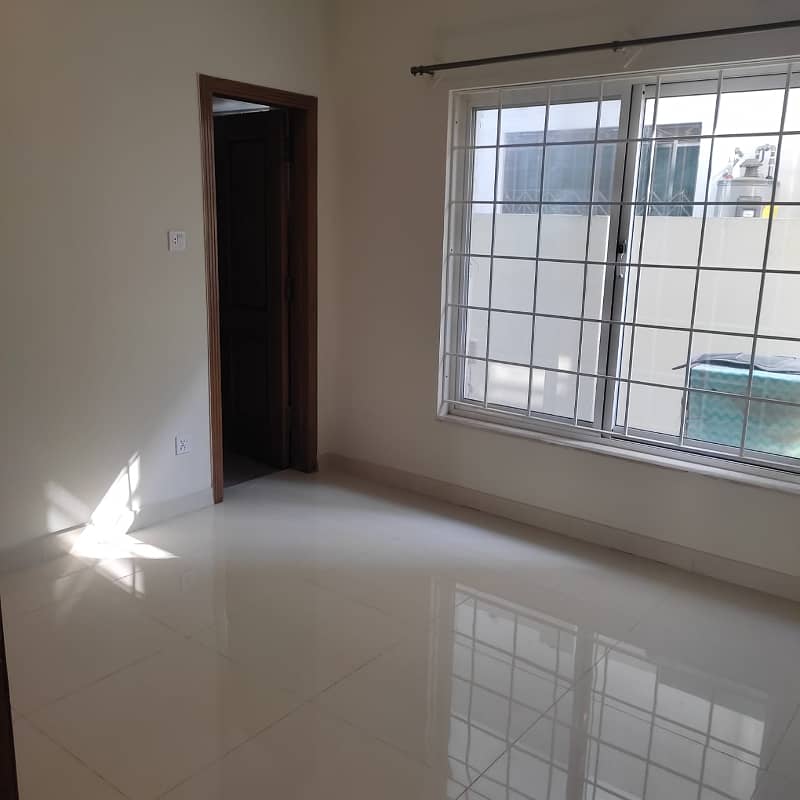 Upper portion for rent in D12 size 35*70 11