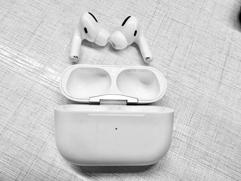 Apple Airpods pro 1st generation 0