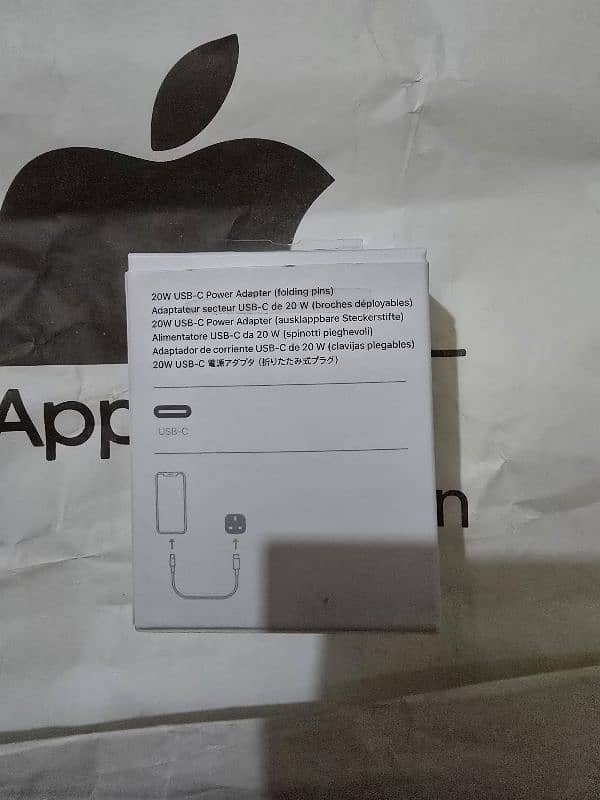 Apple 20Watt Power Adapter, with Apple Handfrees Lightning Original. 1