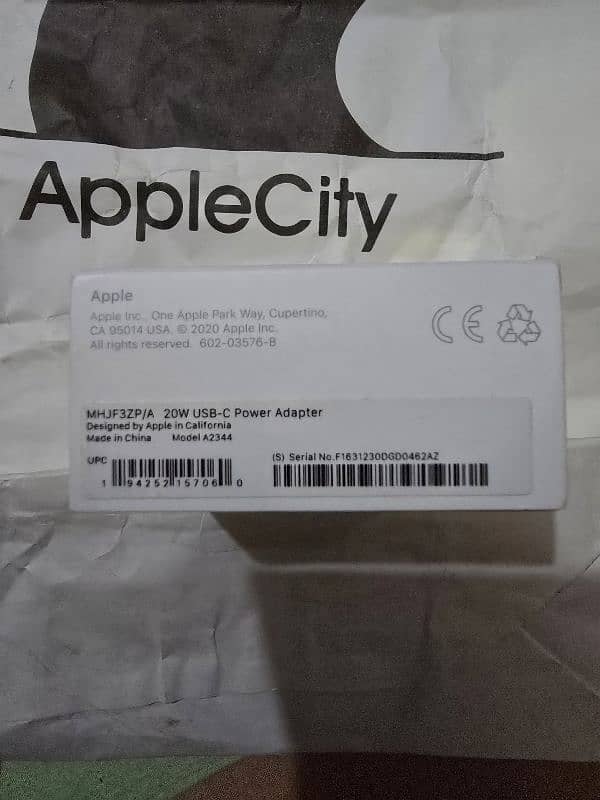 Apple 20Watt Power Adapter, with Apple Handfrees Lightning Original. 3