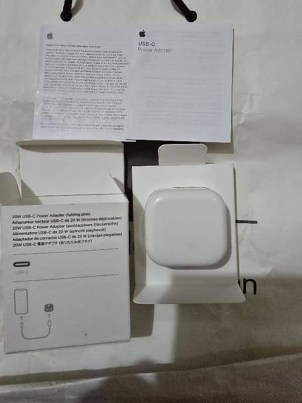 Apple 20Watt Power Adapter, with Apple Handfrees Lightning Original. 4