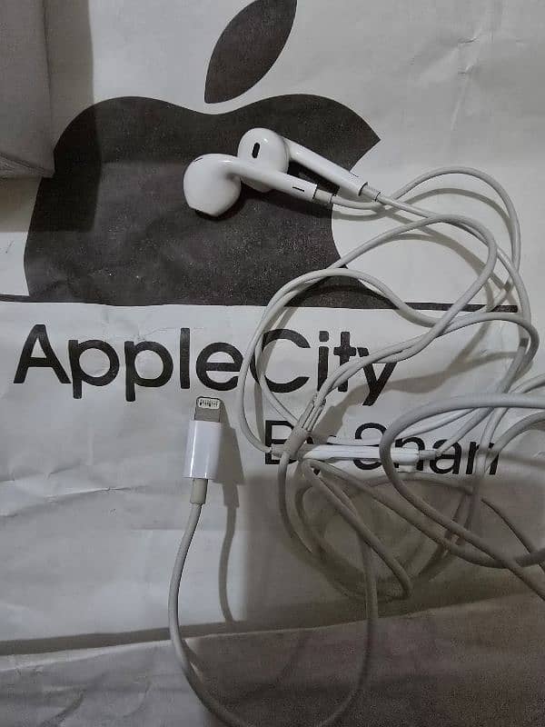 Apple 20Watt Power Adapter, with Apple Handfrees Lightning Original. 9