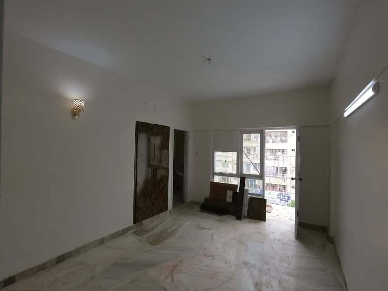 Prime Location Flat Sized 1050 Square Feet Available In North Nazimabad - Block K 3