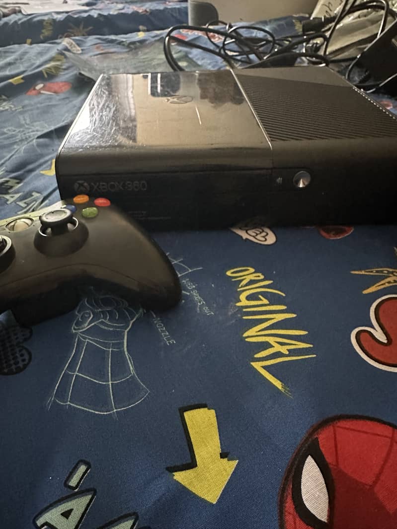 Xbox360 with 2 controllers and installed games 0