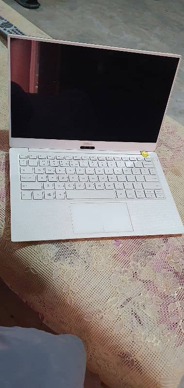 Dell xps 13 9370 core i7 / 7th Generation Ross gold colour 3