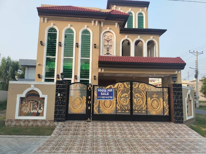 A Corner 10 Marla House In Lahore Is On The Market For sale 1