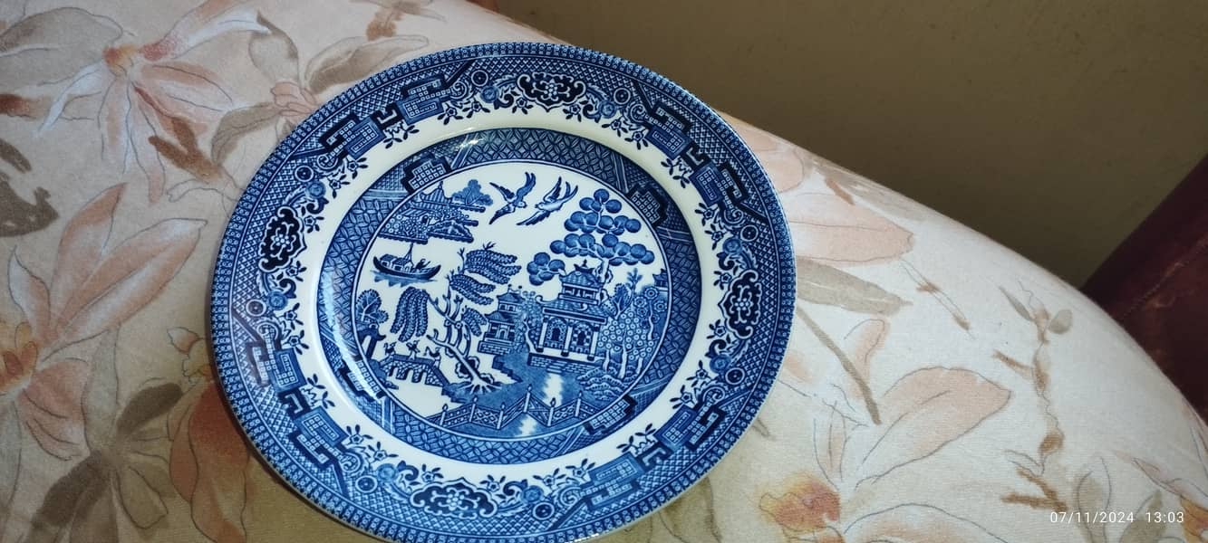 Churchill Blue Willow Antic brand new plate  set 2