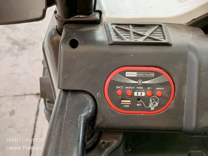 5 Motors 4x4 Kids Remote Battery Jeep 3