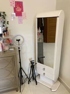 MIRROR MAKEUP VANITY