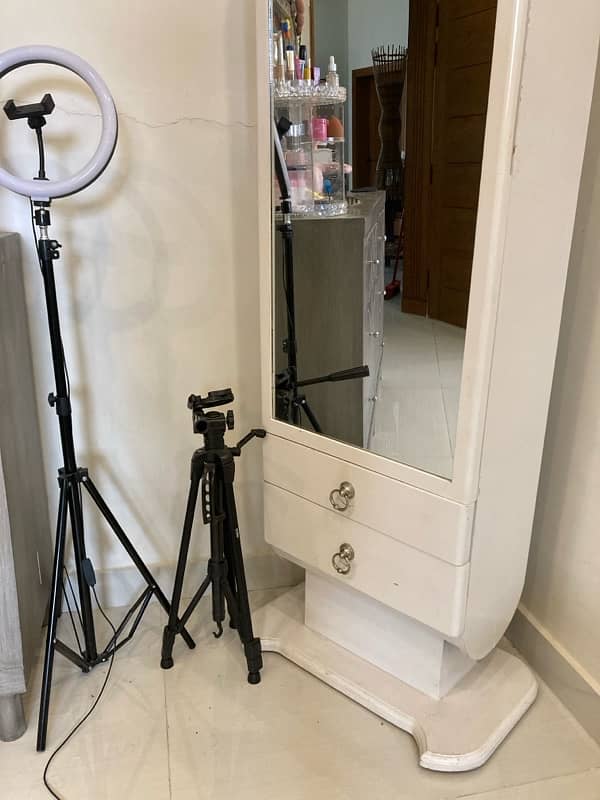 MIRROR MAKEUP VANITY 2