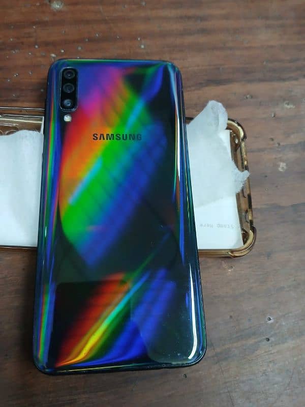 SAMSUNG GALAXY A50 WITH BOX AND CHARGER 4