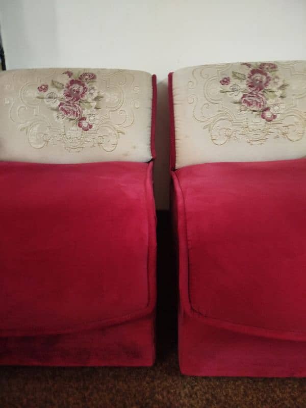 2  1 Seater Sofa Chairs In New Cloth And Condition 3