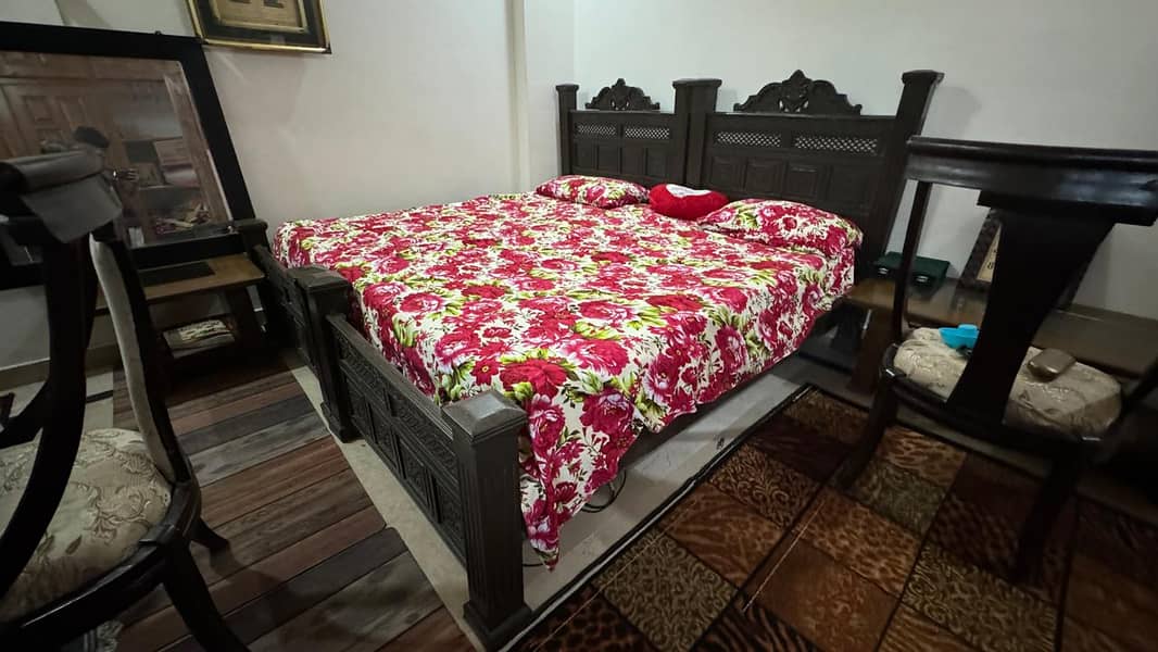 For Sale: Two Single Beds in Chinioti Style 0