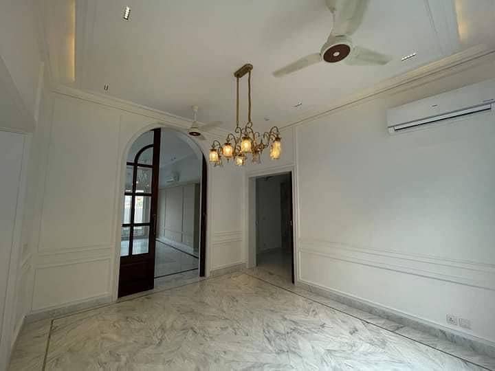 1 kanal upper protions Is Available For Rent In DHA Phase 5 Lahore At Super Hot Location. 5