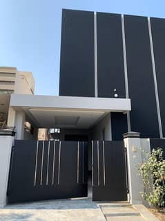 DREAM HOME OFFERS one kanal upper portion Is Available For Rent In DHA Phase 6 Lahore At Super Hot Location. 100% Original picture Corner Sparte Gate 0