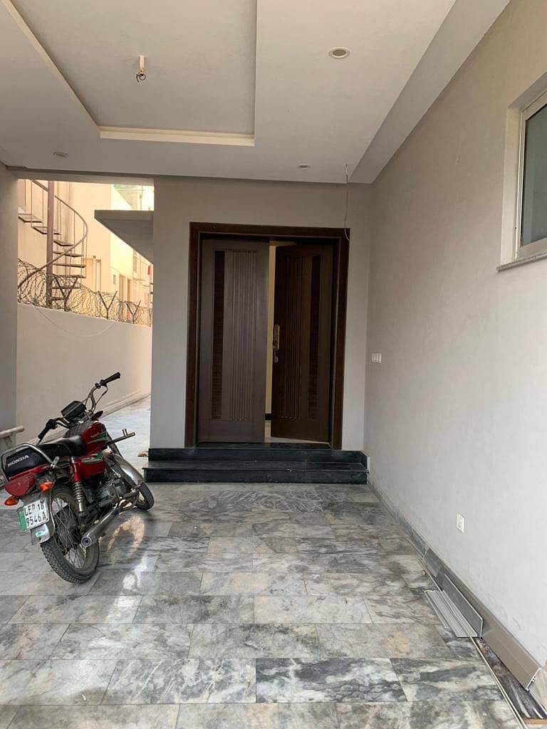 DREAM HOME OFFERS one kanal upper portion Is Available For Rent In DHA Phase 6 Lahore At Super Hot Location. 100% Original picture Corner Sparte Gate 8