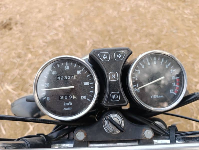 Suzuki GS 150 SE 5