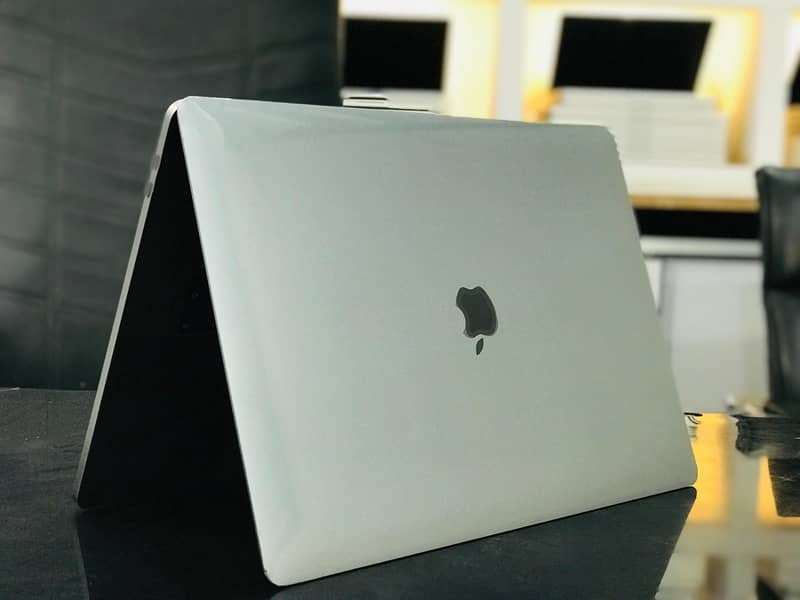 Apple Macbook Pro C0re i7 32/512 Good Conditon 1