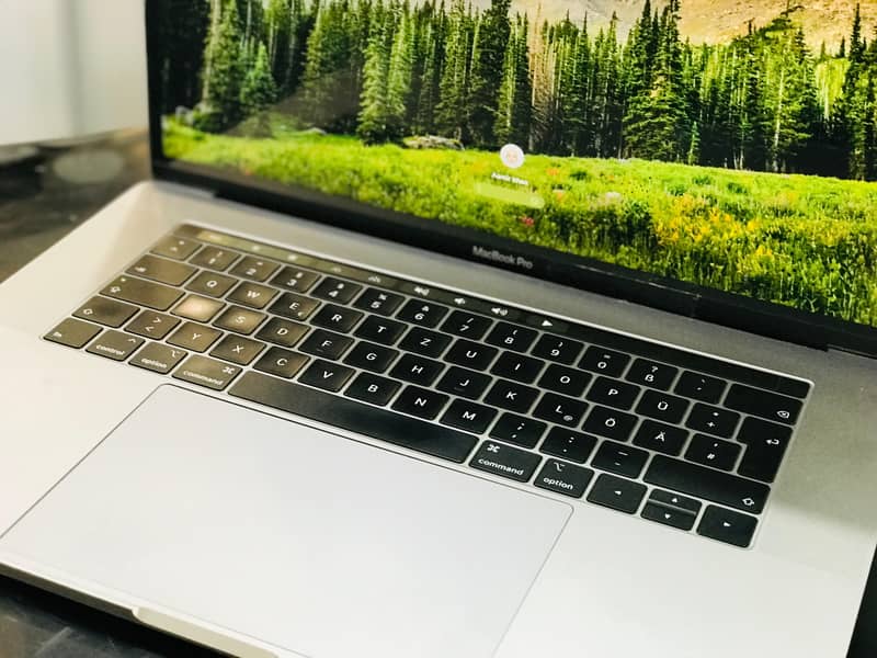 Apple Macbook Pro C0re i7 32/512 Good Conditon 3