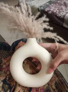 round vase