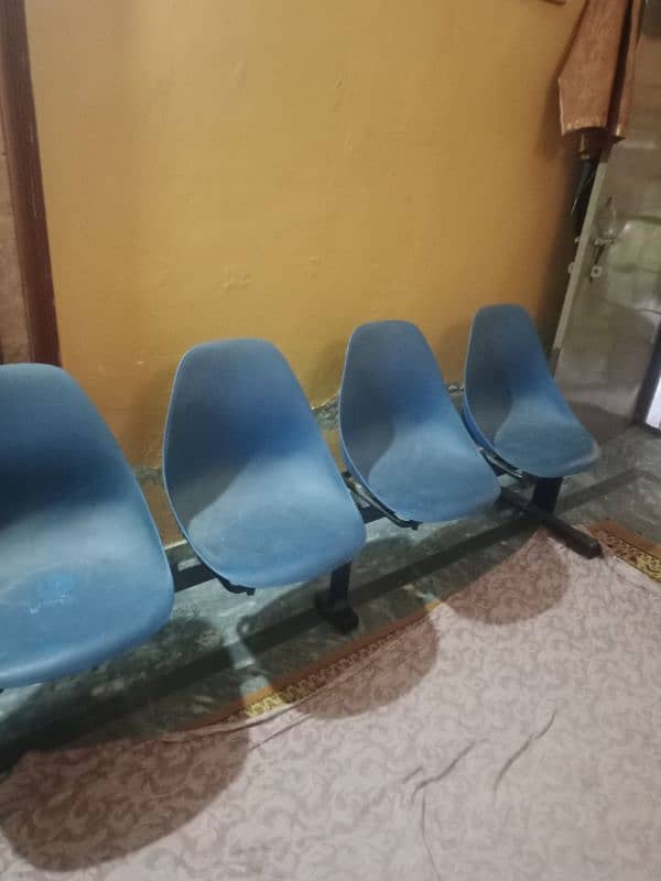 4 chairs 0