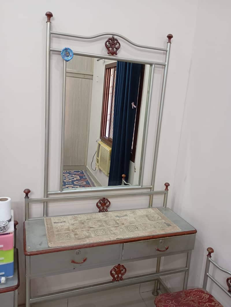 Dressing table, side table and chair 0