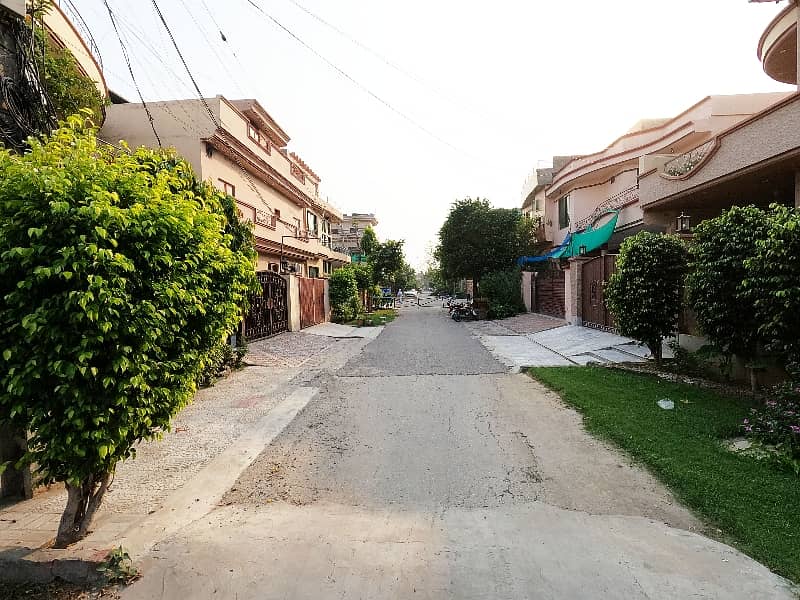 10 Marla Double Unit Solid Construction In Wapda Town Phase 1 - Block F2 Lahore 4