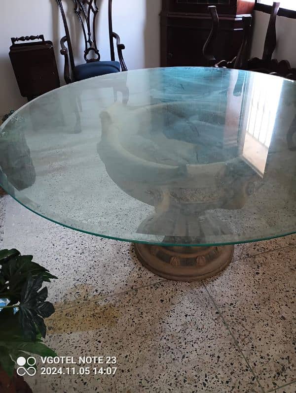 a beautiful dining table for 6, with 12 mm bevelled glass no chairs 1