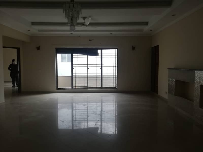 2 Kanal Upper Portion Separate Gate 3Beds Drawing Dinning Tv Lounge Kitchen 4 Car Parking Terrace Tile Flooring Kitchen Store Servant Quarter In DHA Phase 2 19