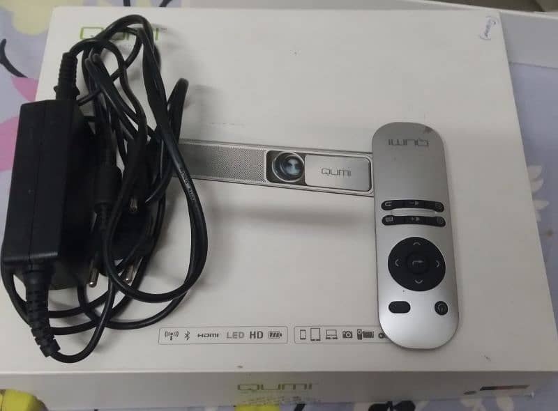 QUMI HD POCKET PROJECTOR  URGENT SALE 0