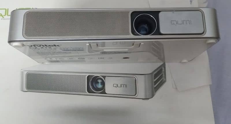 QUMI HD POCKET PROJECTOR  URGENT SALE 1