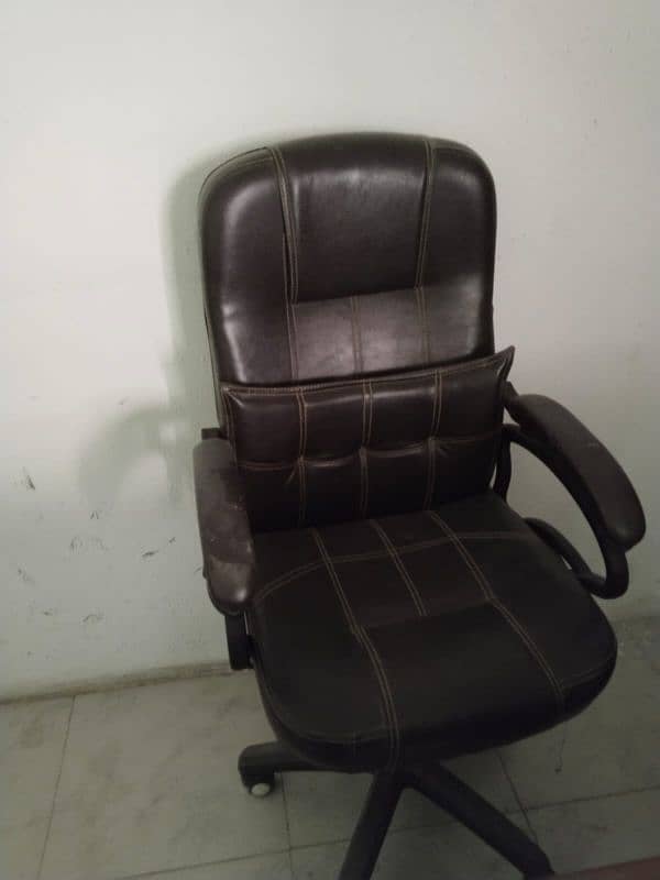 office revolving chair. urgent sale. o3o9o8o3528 1