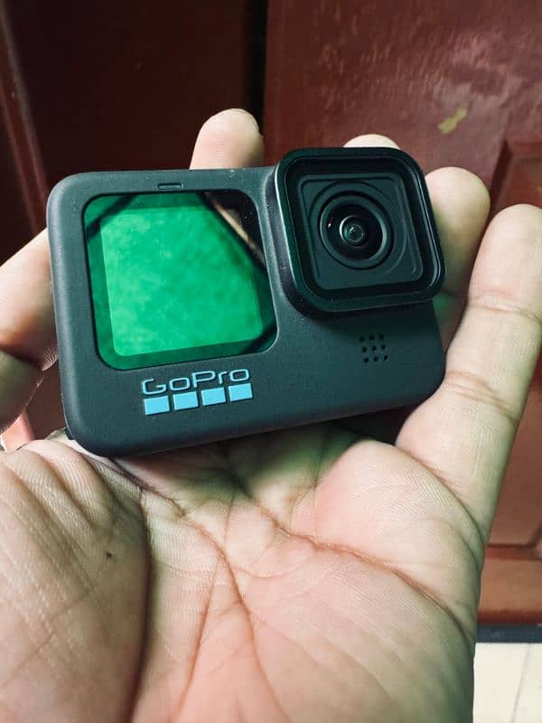 Gopro hero 11 with box and rechargeable battery 9