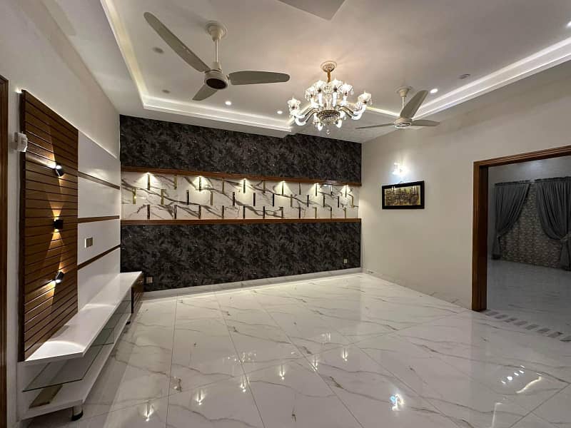 10 Marla Brand New Luxury House Available For Sale In Bahria Town Lahore. 9