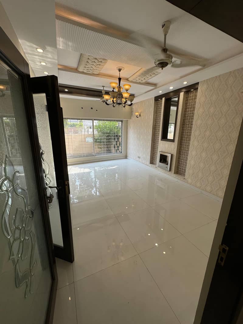 DREAM HOME OFFER 10 Marla Full House Is Available For Rent In DHA Phase 5 Lahore At Super Hot Location. 100% Original pictures 3