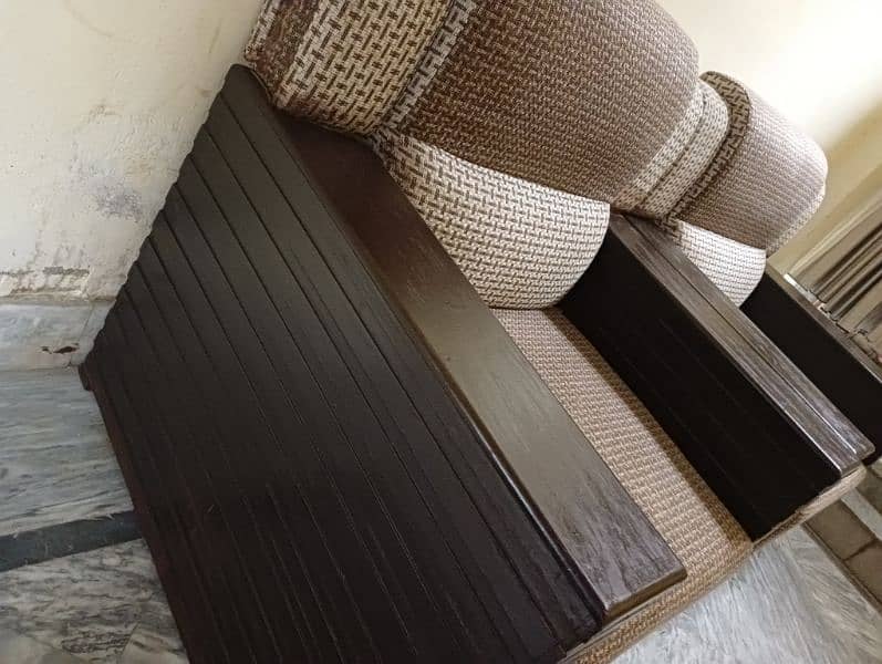 5 seater sofa set available for sell in good condition 1