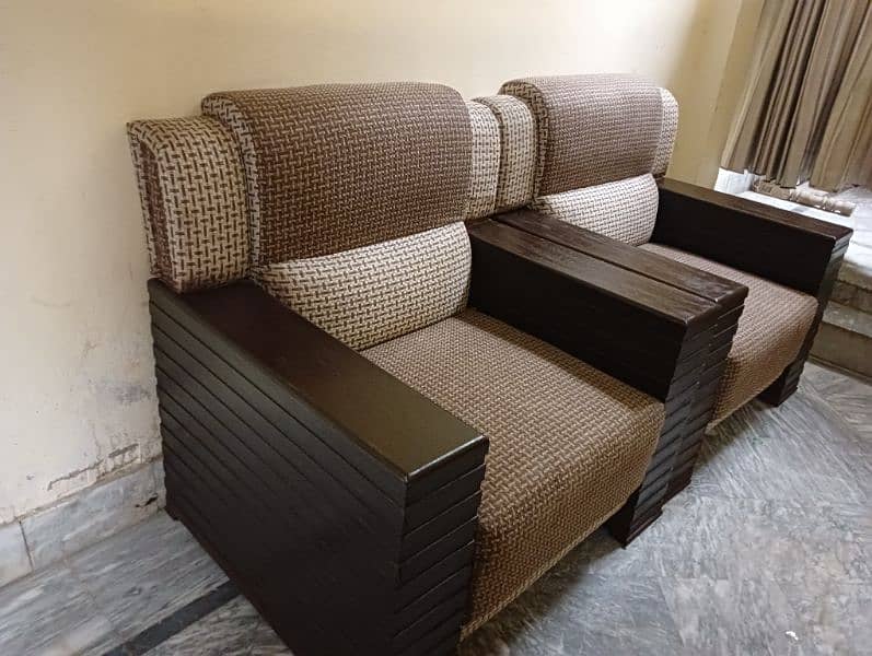 5 seater sofa set available for sell in good condition 2