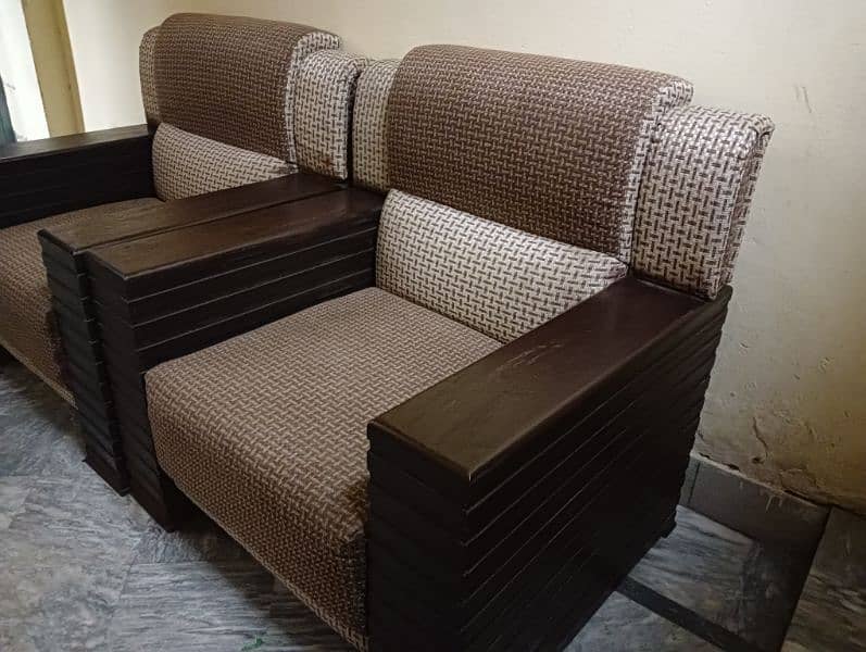 5 seater sofa set available for sell in good condition 3