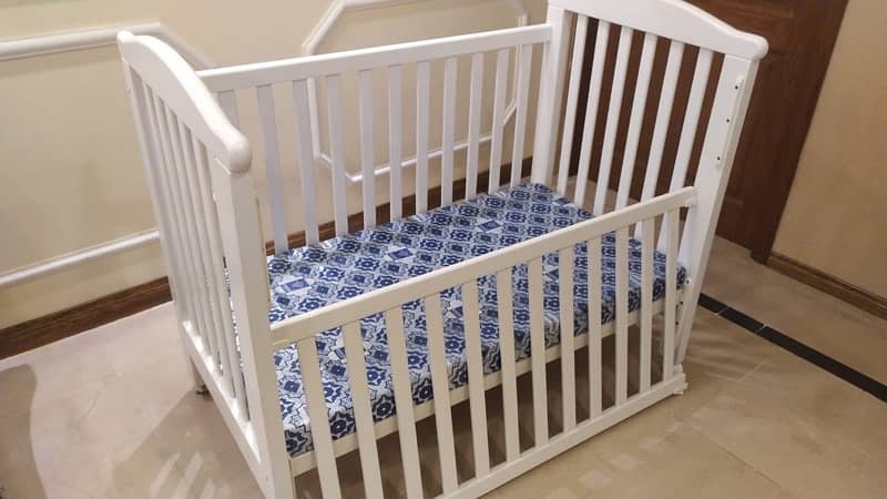 Wooden baby cot from Graco baby shop 0