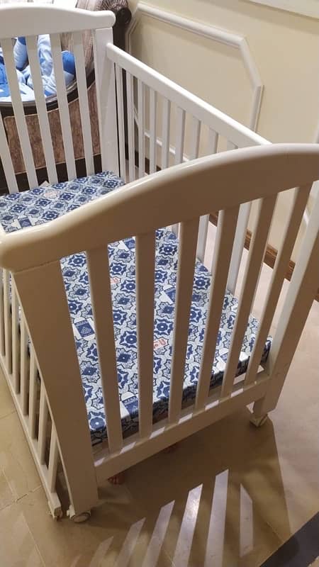 Wooden baby cot from Graco baby shop 1