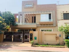 10 Marla Used & Maintained House is for Sale in Low Budget with Negotiation in Babar Block