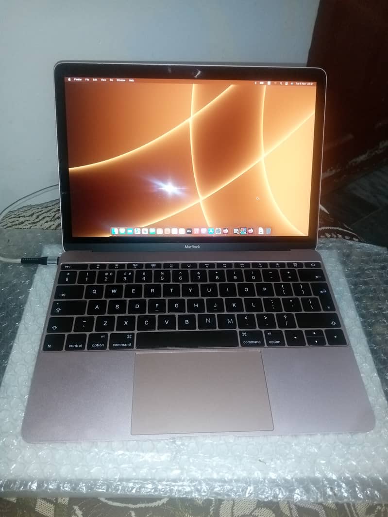 MacBook 2016 8gb ram 256gb ssd gold colour 1