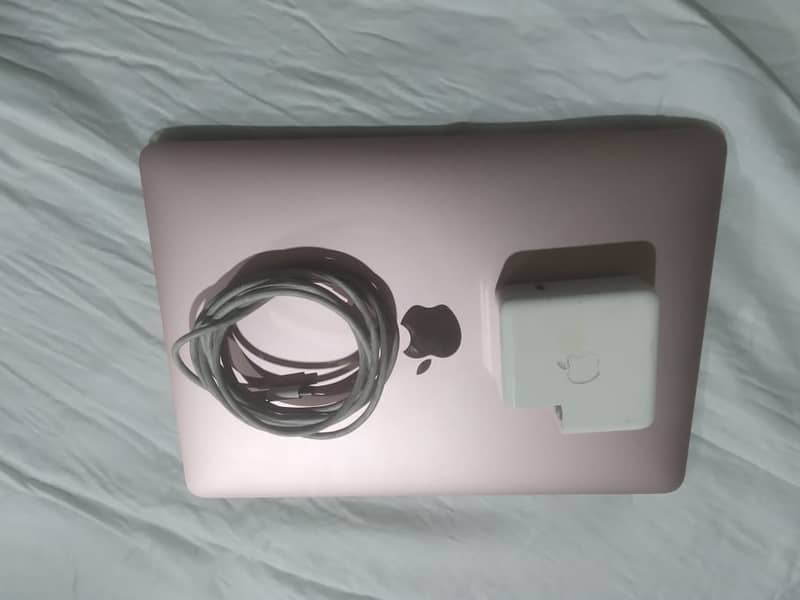 MacBook 2016 8gb ram 256gb ssd gold colour 4