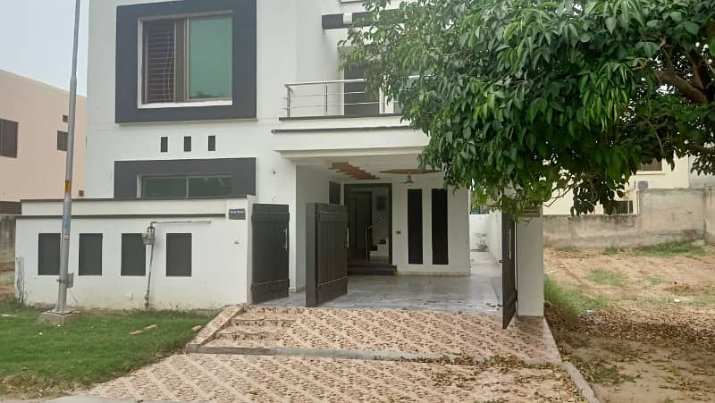 8 MARLA SLIGHTLY USED HOUSE FACING PARK HOUSE FOR SALE IN BAHRIA TOWN LAHORE 2