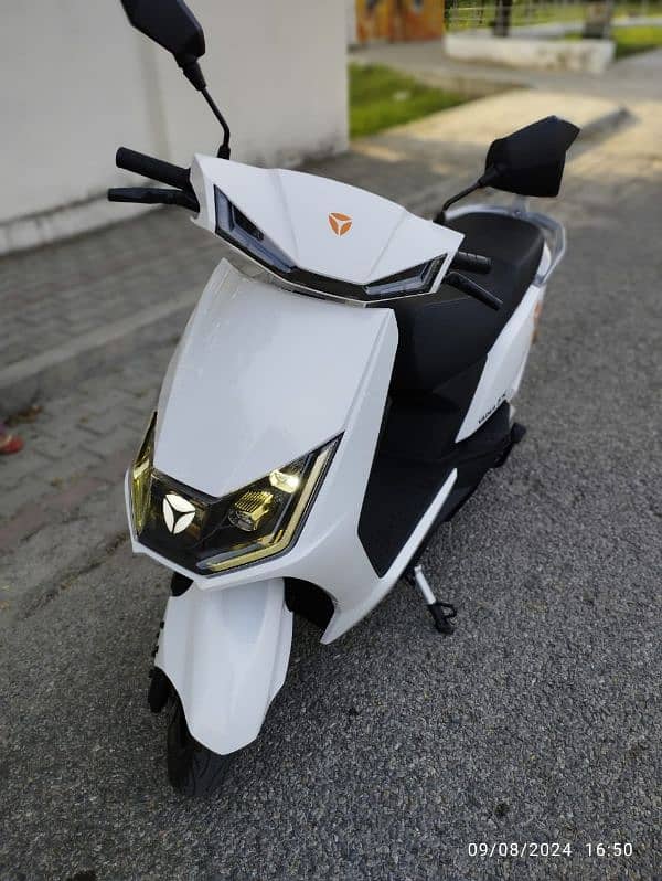 Yadea electric scooty T9 0